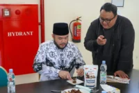 Wali Kota Padang Fadly Amran mencicipi rendang saat mengunjungi Sentra Rendang, Rabu (26/8/2026). (Foto: Pemko Padang)