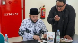 Wali Kota Padang Fadly Amran mencicipi rendang saat mengunjungi Sentra Rendang, Rabu (26/8/2026). (Foto: Pemko Padang)