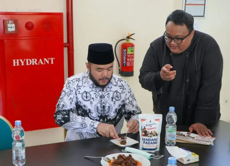 Wali Kota Padang Fadly Amran mencicipi rendang saat mengunjungi Sentra Rendang, Rabu (26/8/2026). (Foto: Pemko Padang)