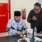 Wali Kota Padang Fadly Amran mencicipi rendang saat mengunjungi Sentra Rendang, Rabu (26/8/2026). (Foto: Pemko Padang)