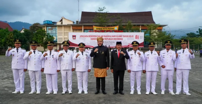Wali Kota Padang, Fadly Amran usai upacara penurunan bendera merah putih dalam rangka memperingati HUT ke-81 Kemerdekaan RI di Lapangan Apeksi Balai Kota Padang, Aie Pacah, Senin sore (17/8/2026). (Foto: Pemko Padang)
