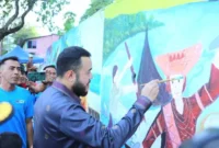 Wali Kota Padang, Fadly Amran ikut melukis saat menutup menutup Lomba Mural di Taman Aliran Kenangan, Mata Air, Kecamatan Padang Selatan, Sabtu (29/8/2026). (Foto: Pemko Padang)