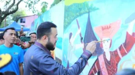 Wali Kota Padang, Fadly Amran ikut melukis saat menutup menutup Lomba Mural di Taman Aliran Kenangan, Mata Air, Kecamatan Padang Selatan, Sabtu (29/8/2026). (Foto: Pemko Padang)