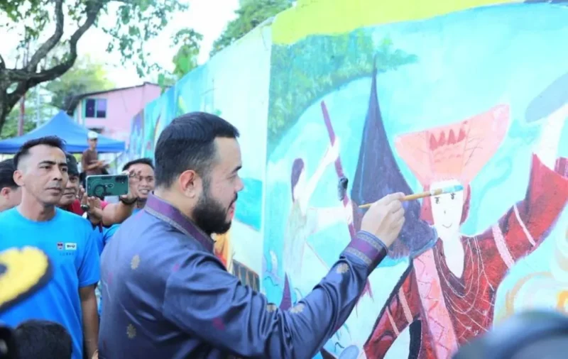 Wali Kota Padang, Fadly Amran ikut melukis saat menutup menutup Lomba Mural di Taman Aliran Kenangan, Mata Air, Kecamatan Padang Selatan, Sabtu (29/8/2026). (Foto: Pemko Padang)