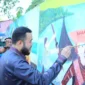 Wali Kota Padang, Fadly Amran ikut melukis saat menutup menutup Lomba Mural di Taman Aliran Kenangan, Mata Air, Kecamatan Padang Selatan, Sabtu (29/8/2026). (Foto: Pemko Padang)