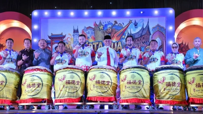Wali Kota Padang, Fadly Amran menghadiri pembukaan Festival Kota Tua 2026 di GOR HTT Padang, Sabtu (15/8/2026) malam. (Foto: Pemko Padang) 