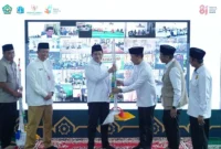 Menag Nasaruddin Umar secara simbolis menerima alat kebersihan dalam kegiatan Kick off Geber Mas di Masjid Fatahillah, Jakarta. Senin, (10/8/2026). (Foto: Akmalul Iman/Kemenag)
