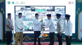 Menag Nasaruddin Umar secara simbolis menerima alat kebersihan dalam kegiatan Kick off Geber Mas di Masjid Fatahillah, Jakarta. Senin, (10/8/2026). (Foto: Akmalul Iman/Kemenag)