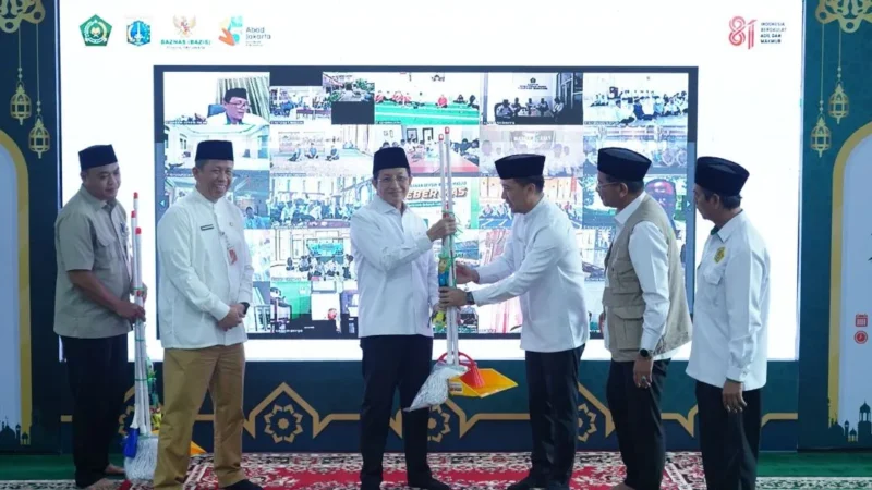 Menag Nasaruddin Umar secara simbolis menerima alat kebersihan dalam kegiatan Kick off Geber Mas di Masjid Fatahillah, Jakarta. Senin, (10/8/2026). (Foto: Akmalul Iman/Kemenag)