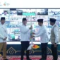Menag Nasaruddin Umar secara simbolis menerima alat kebersihan dalam kegiatan Kick off Geber Mas di Masjid Fatahillah, Jakarta. Senin, (10/8/2026). (Foto: Akmalul Iman/Kemenag)