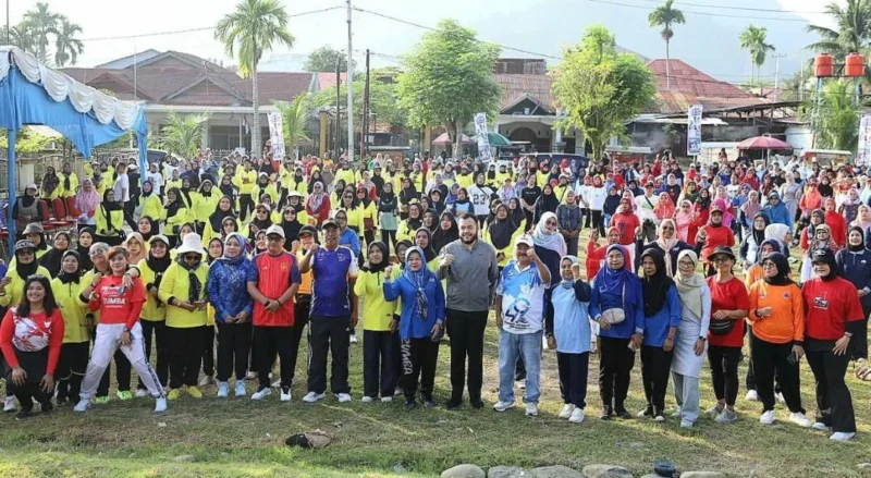Wali Kota Padang Fadly Amran menghadiri Gebyar Senam di Lapangan Kompleks Perumahan Villa Mega, Mata Air, Kecamatan Padang Selatan, Minggu (30/8/2026) pagi. (Foto: Pemko Padang)