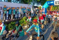 Wali Kota Padang Fadly Amran melepas peserta Gowes Siti Nurbaya Adventure-X di Simpang Jamria, Sabtu (8/8/2026). (Foto: Pemko Padang)