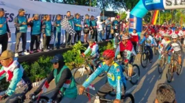 Wali Kota Padang Fadly Amran melepas peserta Gowes Siti Nurbaya Adventure-X di Simpang Jamria, Sabtu (8/8/2026). (Foto: Pemko Padang)