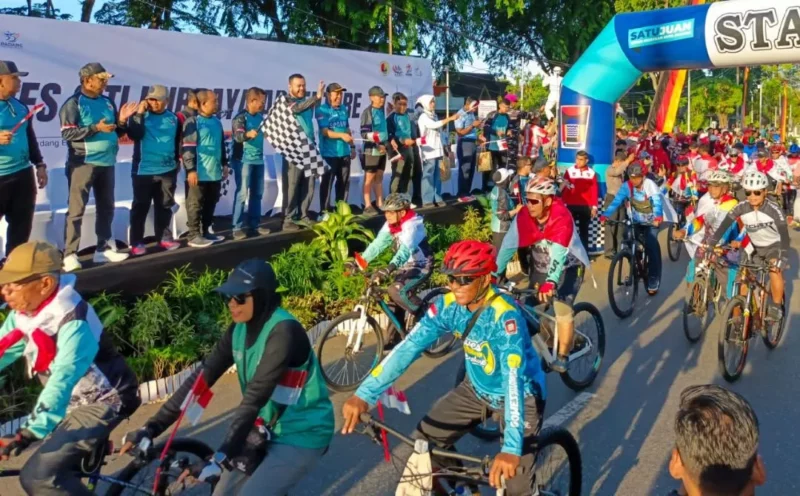 Wali Kota Padang Fadly Amran melepas peserta Gowes Siti Nurbaya Adventure-X di Simpang Jamria, Sabtu (8/8/2026). (Foto: Pemko Padang)