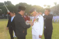 Gubernur Sumbar Mahyeldi Ansharullah menerima penghargaan Kartika Pamong Praja Madya dari IPDN. (Foto: ADPSB) 