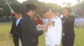 Gubernur Sumbar Mahyeldi Ansharullah menerima penghargaan Kartika Pamong Praja Madya dari IPDN. (Foto: ADPSB) 