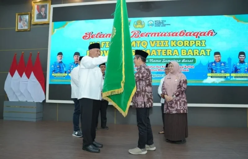 Gubernur Sumbar Mahyeldi Ansharullah melepas kafilah MTQ KORPRI Sumbar di Auditorium Gubernuran, Jumat (21/8/2026). (Foto: ADPSB)