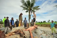 Gubernur Sumbar Mahyeldi saat meninjau kawasan Guo, RT 001/RW VI, Kelurahan Kuranji, Kecamatan Kuranji, Selasa (4/8/2026). (Foto: ADPSB)
