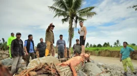 Gubernur Sumbar Mahyeldi saat meninjau kawasan Guo, RT 001/RW VI, Kelurahan Kuranji, Kecamatan Kuranji, Selasa (4/8/2026). (Foto: ADPSB)