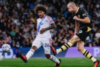 Erling Haaland melepaskan tembakan ke gawang Crystal Palace. (Foto: IG @mancity)