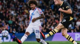 Erling Haaland melepaskan tembakan ke gawang Crystal Palace. (Foto: IG @mancity)