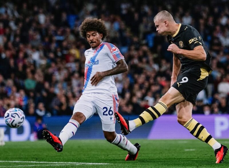 Erling Haaland melepaskan tembakan ke gawang Crystal Palace. (Foto: IG @mancity)