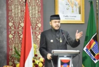 Wali Kota Padang Fadly Amran memaparkan arah pembangunan jangka Panjang Kota Padang saat Rapat Paripurna Istimewa HJK Padang ke-357 di Gedung DPRD Padang, Jumat (7/8/2026). (Foto: Pemko Padang)