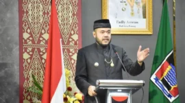 Wali Kota Padang Fadly Amran memaparkan arah pembangunan jangka Panjang Kota Padang saat Rapat Paripurna Istimewa HJK Padang ke-357 di Gedung DPRD Padang, Jumat (7/8/2026). (Foto: Pemko Padang)