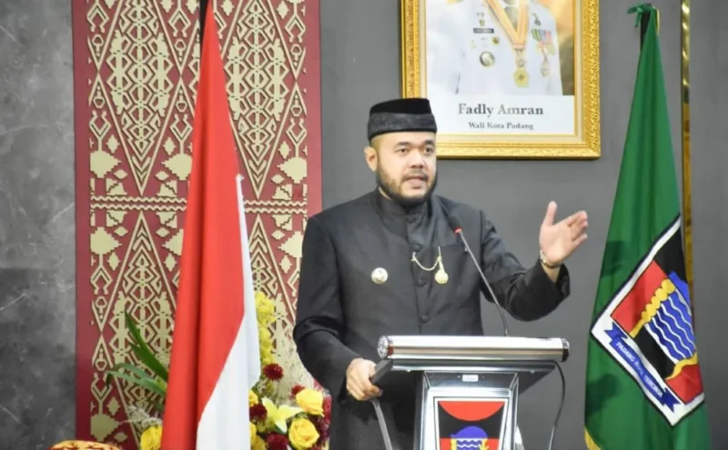 Wali Kota Padang Fadly Amran memaparkan arah pembangunan jangka Panjang Kota Padang saat Rapat Paripurna Istimewa HJK Padang ke-357 di Gedung DPRD Padang, Jumat (7/8/2026). (Foto: Pemko Padang)