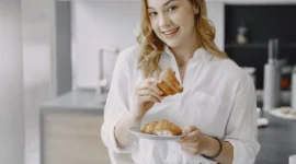 Ilustrasi wanita sedang menyantap sarapan. (Foto: Pexels)