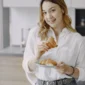 Ilustrasi wanita sedang menyantap sarapan. (Foto: Pexels)