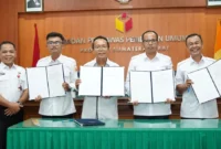 Bawaslu Sumbar dan 19 kabupaten/kota menandatangani IKU 2026. (Foto: Ist)