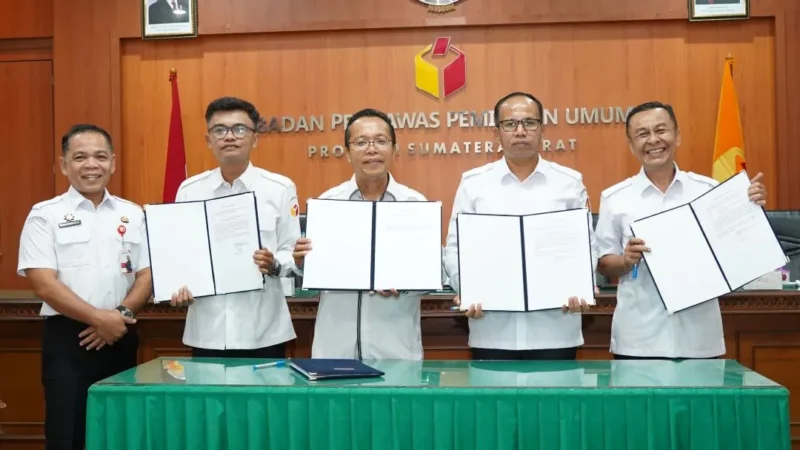 Bawaslu Sumbar dan 19 kabupaten/kota menandatangani IKU 2026. (Foto: Ist)