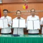 Bawaslu Sumbar dan 19 kabupaten/kota menandatangani IKU 2026. (Foto: Ist)