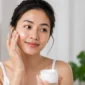Ilustrasi Wanita memakai moisturizer. (Foto AI Generate)