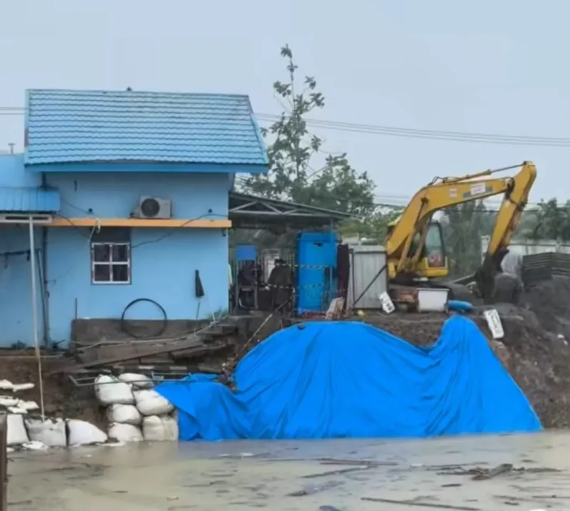 Intake Perumda Air Minum Kota Padang tertimbun material banjir. (Foto: Pemko Padang)