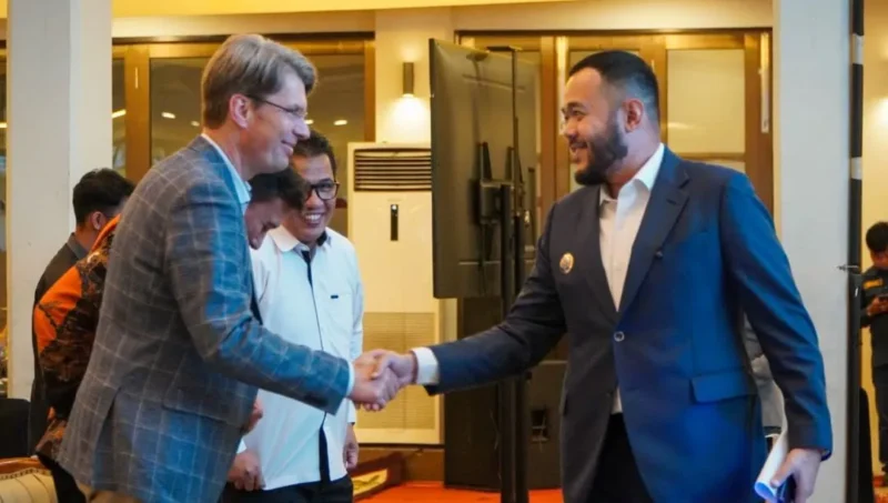 Wali Kota Padang Fadly Amran bersama Wali Kota Hildesheim, Jerman, Mr. Ingo Meyer saat International Symposium Kota Tua Padang di Convention Hall UBH, Kamis (6/8/2026). (Foto: Pemko Padang)