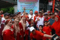 Wali Kota Padang Fadly Amran saat menghadiri Jalan Santai se-Kelurahan Kubu Dalam Parak Karakah di Lapangan RW 05, Kecamatan Padang Timur, Minggu (23/8/2026). (Foto: Pemko Padang)