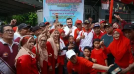 Wali Kota Padang Fadly Amran saat menghadiri Jalan Santai se-Kelurahan Kubu Dalam Parak Karakah di Lapangan RW 05, Kecamatan Padang Timur, Minggu (23/8/2026). (Foto: Pemko Padang)
