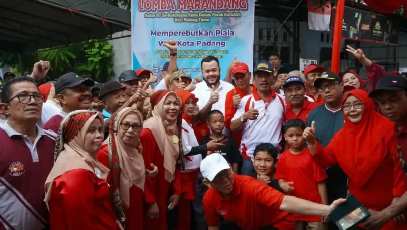 Wali Kota Padang Fadly Amran saat menghadiri Jalan Santai se-Kelurahan Kubu Dalam Parak Karakah di Lapangan RW 05, Kecamatan Padang Timur, Minggu (23/8/2026). (Foto: Pemko Padang)