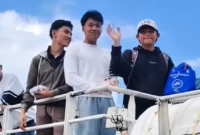 Joshua (kanan) saat berangkat dari Pelabuhan Mentawai menuju Kota Padang. (Foto: Ist)
