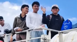 Joshua (kanan) saat berangkat dari Pelabuhan Mentawai menuju Kota Padang. (Foto: Ist)