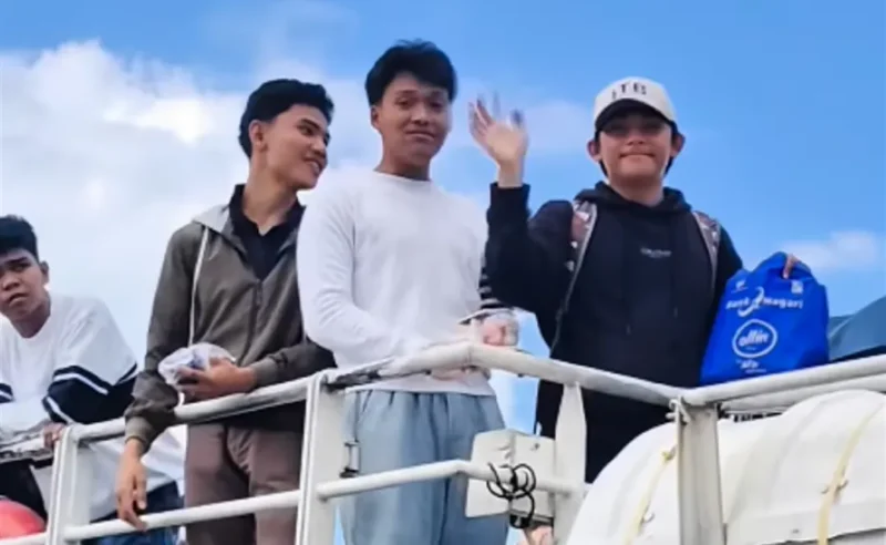 Joshua (kanan) saat berangkat dari Pelabuhan Mentawai menuju Kota Padang. (Foto: Ist)