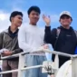 Joshua (kanan) saat berangkat dari Pelabuhan Mentawai menuju Kota Padang. (Foto: Ist)