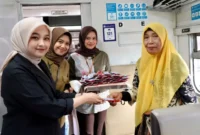 PT KAI Divre II Sumbar menggelar Sapa Pelanggan saat HJK Padang ke-357 dengan membagikan cokelat kepada pelanggan. (Foto: PT Divre II Sumbar)