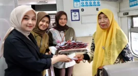 PT KAI Divre II Sumbar menggelar Sapa Pelanggan saat HJK Padang ke-357 dengan membagikan cokelat kepada pelanggan. (Foto: PT Divre II Sumbar)