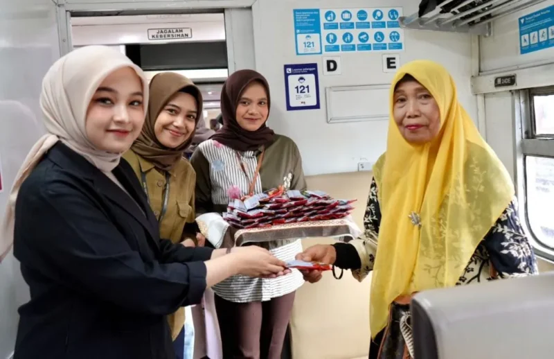 PT KAI Divre II Sumbar menggelar Sapa Pelanggan saat HJK Padang ke-357 dengan membagikan cokelat kepada pelanggan. (Foto: PT Divre II Sumbar)