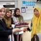 PT KAI Divre II Sumbar menggelar Sapa Pelanggan saat HJK Padang ke-357 dengan membagikan cokelat kepada pelanggan. (Foto: PT Divre II Sumbar)