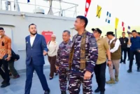 Wali Kota Padang Fadly Amran menyambut kedatangan KRI Teluk Kendari-518 di Dermaga IV Pelabuhan Teluk Bayur, Kamis (6/8/2026). (Foto: Pemko Padang)