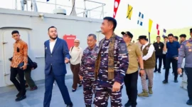 Wali Kota Padang Fadly Amran menyambut kedatangan KRI Teluk Kendari-518 di Dermaga IV Pelabuhan Teluk Bayur, Kamis (6/8/2026). (Foto: Pemko Padang)